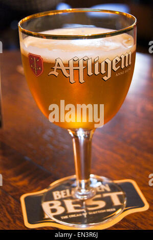 Un vetro stampato di Affligem abbazia belga della birra in un calice di marca su un Belhaven beermat a bracci massonico, Kirkcudbright, Scozia Foto Stock