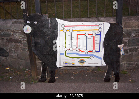 Arte di strada indicata sulla targhetta di una mucca con la metropolitana di Londra mappa dipinta sulla sua schiena, Kirkcudbright, Dumfries and Galloway, Scozia Foto Stock