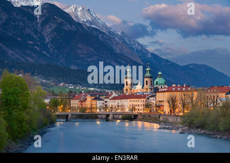 Innsbruck. Immagine di Innsbruck, Austria durante il blu crepuscolo ora con Alpi Europee in background. Foto Stock