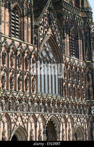 Gli ornati fronte ovest di Lichfield Cathedral, Lichfield, Staffordshire, Inghilterra. Foto Stock