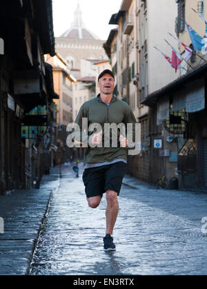 L'Italia, Firenze, uomo jogging in città Foto Stock