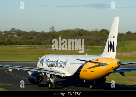 La Monarch Airlines Airbus A321 (G-OZBT) rullaggio all'Aeroporto di Birmingham, Regno Unito Foto Stock