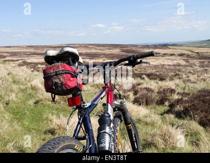 Mountain Bike nella brughiera impostazione REGNO UNITO Foto Stock
