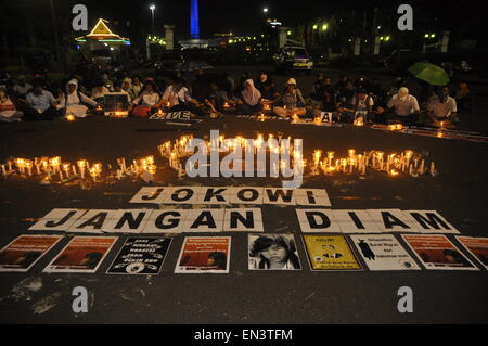 Jakarta, Indonesia. 27 apr, 2015. Cura di Migranti attivista e Giacarta aiuti legali Istituto intervenire per bruciare le candele e pregare insieme per Mary Jane di fronte al palazzo presidenziale della Repubblica di Indonesia, lunedì 27 aprile 2015. Essi hanno esortato il governo indonesiano per annullare l'esecuzione dei condannati a morte dalle Filippine, Mary Jane Fiesta Veloso. Credito: Dani Daniar/Alamy Live News Foto Stock