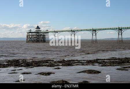 Il molo vittoriano di Clevedon nel nord Somerset. Aperto nel 1869 il molo è uno dei primi esempi nel paese Foto Stock