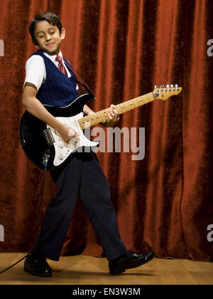 Ragazzo sul palco a suonare la chitarra elettrica Foto Stock