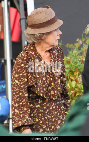 Toby Jones, Annette Crosbie, Alison Steadman e Julia Foster sul set del papà filmato Esercito nello Yorkshire Con: Annette Crosbie dove: Yorkshire, Regno Unito quando: 23 Ott 2014 Foto Stock