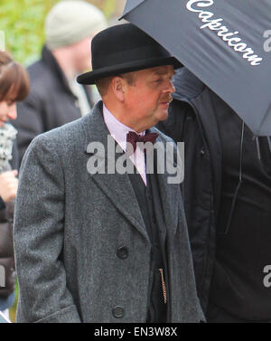 Toby Jones, Annette Crosbie, Alison Steadman e Julia Foster sul set del papà filmato Esercito nello Yorkshire con: Toby Jones dove: Yorkshire, Regno Unito quando: 23 Ott 2014 Foto Stock