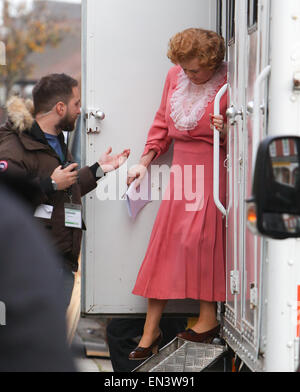 Toby Jones, Annette Crosbie, Alison Steadman e Julia Foster sul set del papà filmato Esercito nello Yorkshire con: Alison Steadman dove: Yorkshire, Regno Unito quando: 23 Ott 2014 Foto Stock