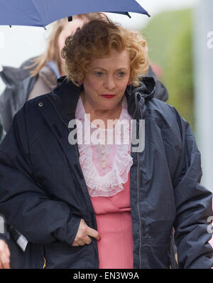 Toby Jones, Annette Crosbie, Alison Steadman e Julia Foster sul set del papà filmato Esercito nello Yorkshire con: Alison Steadman dove: Yorkshire, Regno Unito quando: 23 Ott 2014 Foto Stock