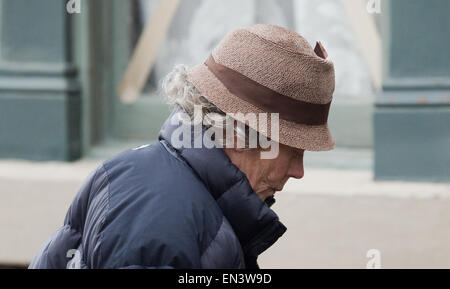 Toby Jones, Annette Crosbie, Alison Steadman e Julia Foster sul set del papà filmato Esercito nello Yorkshire Con: Annette Crosbie dove: Yorkshire, Regno Unito quando: 23 Ott 2014 Foto Stock