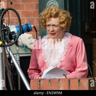 Toby Jones, Annette Crosbie, Alison Steadman e Julia Foster sul set del papà filmato Esercito nello Yorkshire con: Alison Steadman dove: Yorkshire, Regno Unito quando: 23 Ott 2014 Foto Stock