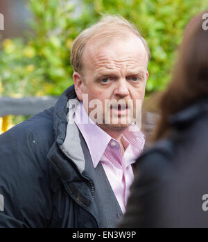 Toby Jones, Annette Crosbie, Alison Steadman e Julia Foster sul set del papà filmato Esercito nello Yorkshire con: Toby Jones dove: Yorkshire, Regno Unito quando: 23 Ott 2014 Foto Stock