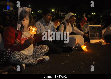 Jakarta, Indonesia. 27 apr, 2015. Cura di Migranti attivista e Giacarta aiuti legali Istituto intervenire per bruciare le candele e pregare insieme per Mary Jane di fronte al palazzo presidenziale della Repubblica di Indonesia, lunedì 27 aprile 2015. Essi hanno esortato il governo indonesiano per annullare l'esecuzione dei condannati a morte dalle Filippine, Mary Jane Fiesta Veloso. Credito: Dani Daniar/Alamy Live News Foto Stock