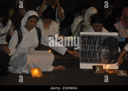 Jakarta, Indonesia. 27 apr, 2015. Cura di Migranti attivista e Giacarta aiuti legali Istituto intervenire per bruciare le candele e pregare insieme per Mary Jane di fronte al palazzo presidenziale della Repubblica di Indonesia, lunedì 27 aprile 2015. Essi hanno esortato il governo indonesiano per annullare l'esecuzione dei condannati a morte dalle Filippine, Mary Jane Fiesta Veloso. Credito: Dani Daniar/Alamy Live News Foto Stock