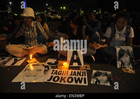 Jakarta, Indonesia. 27 apr, 2015. Cura di Migranti attivista e Giacarta aiuti legali Istituto intervenire per bruciare le candele e pregare insieme per Mary Jane di fronte al palazzo presidenziale della Repubblica di Indonesia, lunedì 27 aprile 2015. Essi hanno esortato il governo indonesiano per annullare l'esecuzione dei condannati a morte dalle Filippine, Mary Jane Fiesta Veloso. Credito: Dani Daniar/Alamy Live News Foto Stock