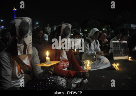 Jakarta, Indonesia. 27 apr, 2015. Cura di Migranti attivista e Giacarta aiuti legali Istituto intervenire per bruciare le candele e pregare insieme per Mary Jane di fronte al palazzo presidenziale della Repubblica di Indonesia, lunedì 27 aprile 2015. Essi hanno esortato il governo indonesiano per annullare l'esecuzione dei condannati a morte dalle Filippine, Mary Jane Fiesta Veloso. Credito: Dani Daniar/Alamy Live News Foto Stock