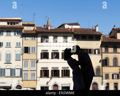 L'Italia, Firenze, Silhouette di coppia giovane kissing contro la fila di edifici Foto Stock