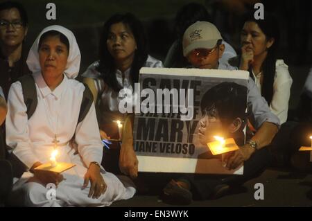 Jakarta, Indonesia. 27 apr, 2015. JAKARTA, Indonesia - 27 aprile: manodopera migrante attivisti candele accese e portato foto farmaco casi di condannati a morte, Mary Jane mentre facendo azione rifiuto della pena di morte il 27 aprile 2015 a Jakarta, Indonesia. Indonesia prevede di eseguire nove detenuti nel braccio della morte in casi di farmaco. © Sijori Immagini/ZUMA filo/Alamy Live News Foto Stock