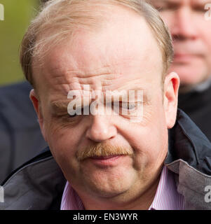 Toby Jones, Annette Crosbie, Alison Steadman e Julia Foster sul set del papà filmato Esercito nello Yorkshire con: Toby Jones dove: Yorkshire, Regno Unito quando: 23 Ott 2014 Foto Stock