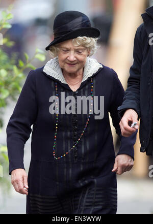 Toby Jones, Annette Crosbie, Alison Steadman e Julia Foster sul set del papà filmato Esercito nello Yorkshire con: Julia Foster dove: Yorkshire, Regno Unito quando: 23 Ott 2014 Foto Stock