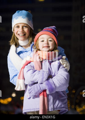 Due ragazze all'aperto in inverno sorridente Foto Stock