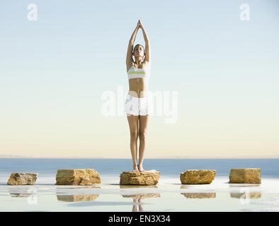 Donna facendo yoga nel bel mezzo del nulla Foto Stock