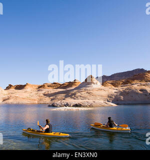 Due persone in kayak sul lago Foto Stock