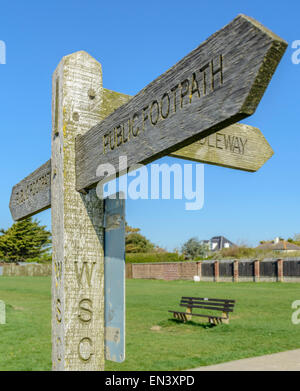 Pubblico di legno sentiero fingerpost su una giornata d'estate nel West Sussex, in Inghilterra, Regno Unito. Foto Stock