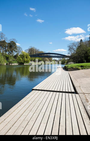 Sulle rive del fiume Severn guardando verso il Kingsland Toll Bridge a Shrewsbury Foto Stock