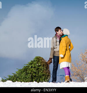 Coppia giovane insieme nella neve Foto Stock