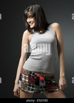 Donna con capelli disheveled sorridente Foto Stock