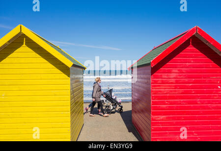 Whitby, North Yorkshire, Inghilterra, Regno Unito. Xxvii Aprile, 2015. Regno Unito: Meteo una luminosa e ariosa e freddo lunedì a Whitby sulla costa nord est Foto Stock