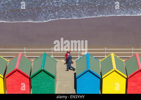 Whitby, North Yorkshire, Inghilterra, Regno Unito. Xxvii Aprile, 2015. Regno Unito: Meteo una luminosa e ariosa e freddo lunedì a Whitby sulla costa nord est Foto Stock