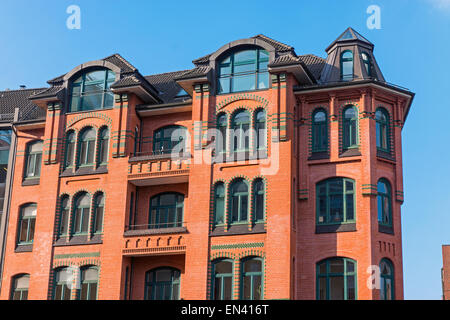 Un rosso edificio caratteristico visto in Amburgo Foto Stock