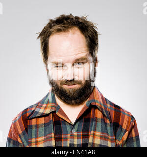 Uomo in un plaid shirt Foto Stock