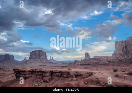 Il Monument Valley senza cavallo. Il famoso western formazione di arenaria nella Monument Valley durante il tramonto prima di tuono. Foto Stock