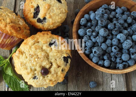 Muffin ai mirtilli su legno vecchio Foto Stock