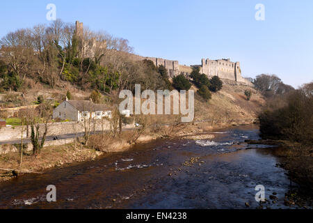 Il fiume Swale e Richmond Castle; Richmond Yorkshire England Regno Unito Foto Stock