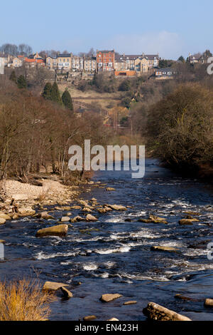 Yorkshire paesaggio; il fiume Swale e la città di Richmond, Yorkshire, Regno Unito Foto Stock