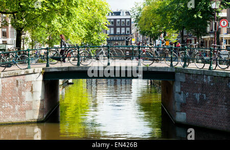 Biciclette parcheggiate su un ponte su un canale in Olanda, Amsterdam, Paesi Bassi, Europa Foto Stock