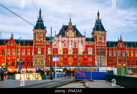 AMSTERDAM - 16 aprile: la stazione centrale di Amsterdam il 16 aprile 2015 ad Amsterdam. Foto Stock