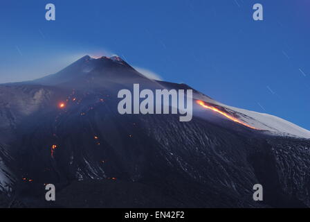 Vulcano Etna attività eruttiva dal Cratere di Sud Est e la nuova frattura Foto Stock