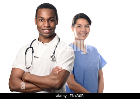 Fiducioso maschio e femmina professionisti medici sorridente alla fotocamera, isolati su sfondo bianco. Foto Stock
