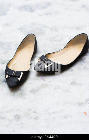 Donna Sandali o scarpe sul pavimento di marmo Foto Stock
