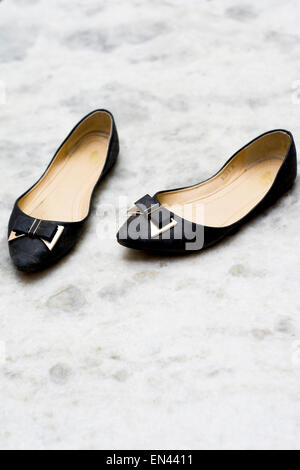 Donna Sandali o scarpe sul pavimento di marmo Foto Stock