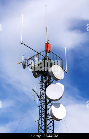 Varie antenne per comunicazione mobile in una torre di ferro Foto Stock