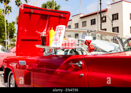 Vassoio di vetro al drive-in diner.. Il coke, patatine fritte e un hamburger...tutti sul lato del Vostro 1960 red T-Bird Foto Stock