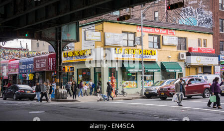 Le imprese e le attività svolte sotto il numero elevato 7 treno in Jackson Heights quartiere di Queens a New York domenica 26 aprile, 2015. La Jackson Heights quartiere è la casa di un mosaico di etnie accanto indiani che includono pakistani, Tibetani, sud-est asiatico e da lungo tempo ebraica e residenti italiani. (© Richard B. Levine) Foto Stock