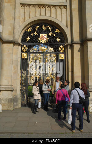 Tour con guida gruppo di turisti al di fuori di un Oxford University College di Oxford, Inghilterra Foto Stock